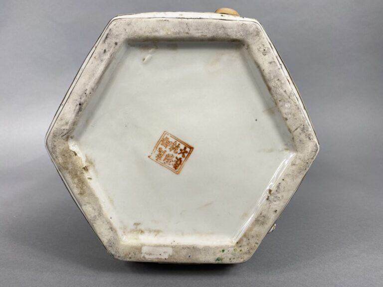 Chine - Vase en porcelaine de forme hexagonale à pans coupés à décor émaillé po…