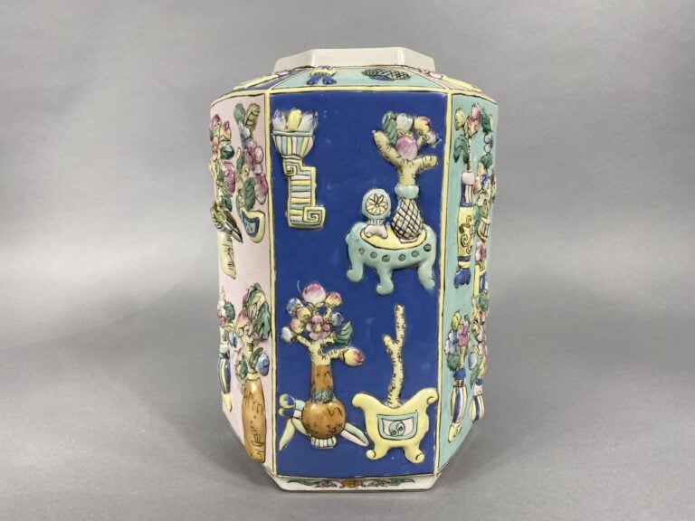 Chine - Vase en porcelaine de forme hexagonale à pans coupés à décor émaillé po…