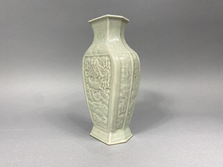 Chine - Vase en porcelaine émaillée céladon à décor dans le goût des décors "an…