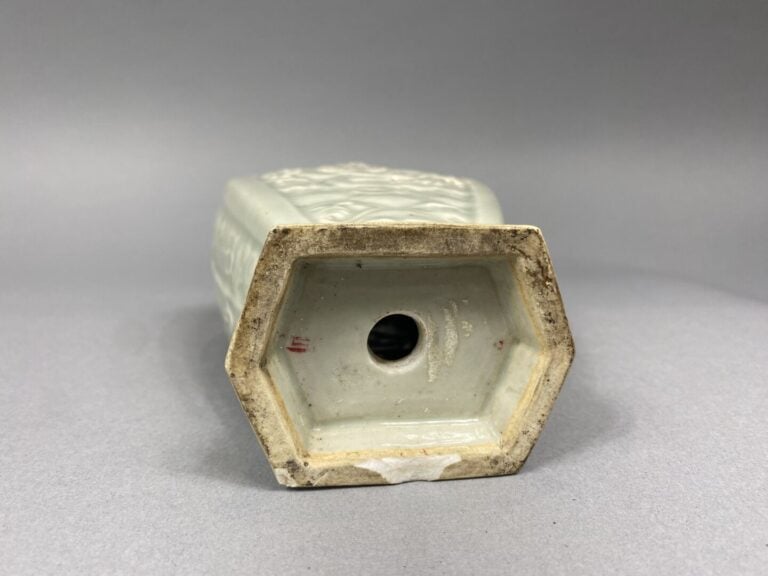 Chine - Vase en porcelaine émaillée céladon à décor dans le goût des décors "an…
