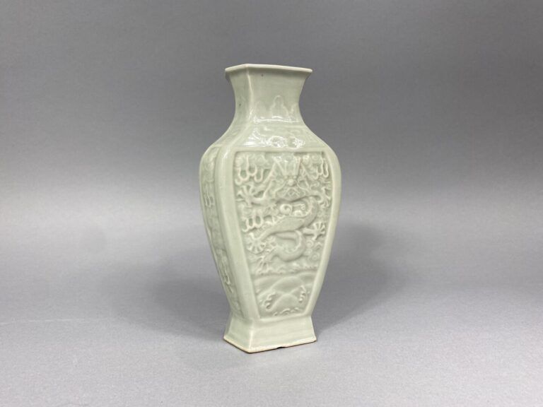 Chine - Vase en porcelaine émaillée céladon à décor dans le goût des décors "an…