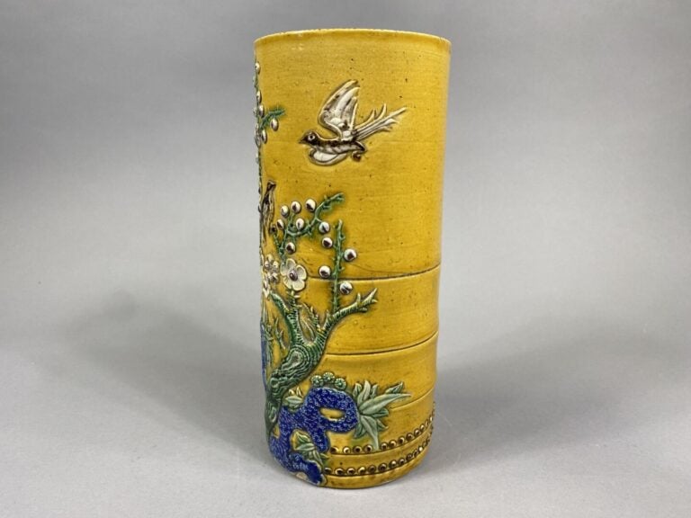 Chine - Vase rouleau en porcelaine émaillée à décor en relief donnant à voir de…