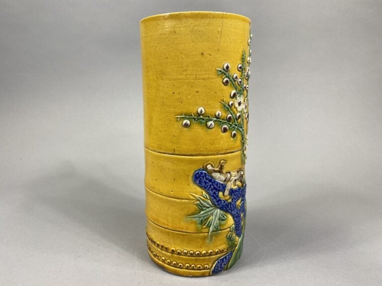Chine - Vase rouleau en porcelaine émaillée à décor en relief donnant à voir de…