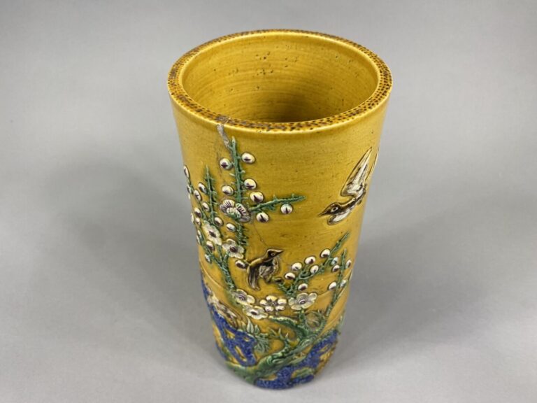 Chine - Vase rouleau en porcelaine émaillée à décor en relief donnant à voir de…