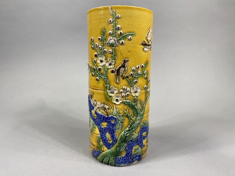 Chine - Vase rouleau en porcelaine émaillée à décor en relief donnant à voir de…