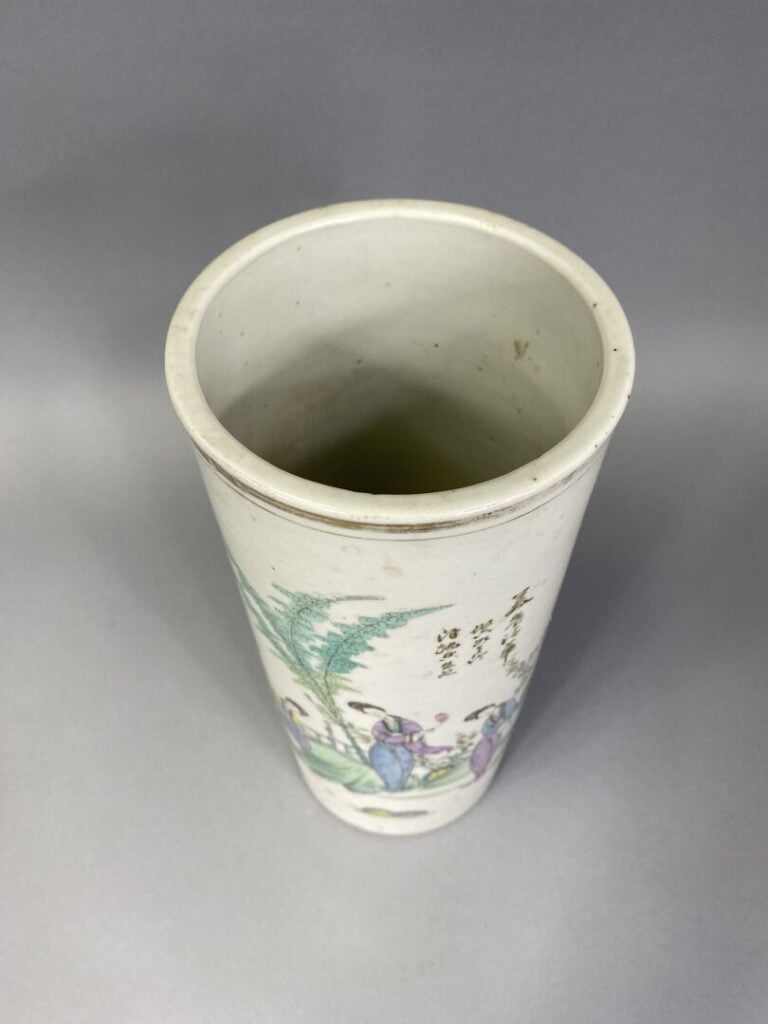 Chine - Vase rouleau en porcelaine émaillée à décor polychrome de jeunes femmes…