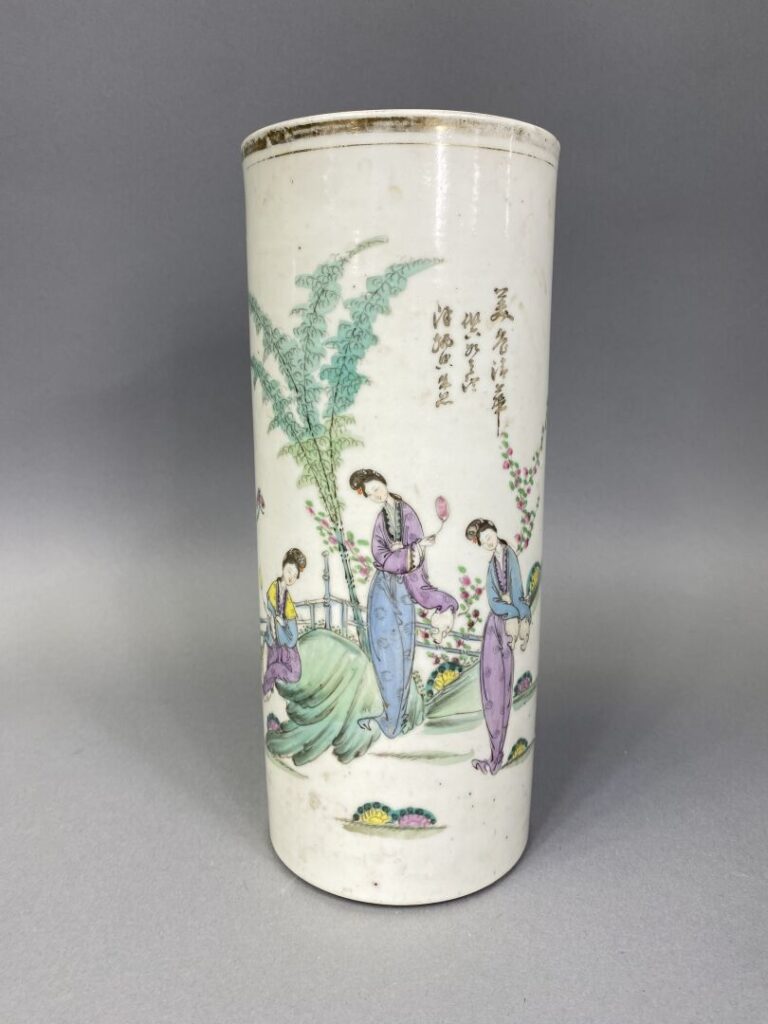 Chine - Vase rouleau en porcelaine émaillée à décor polychrome de jeunes femmes…
