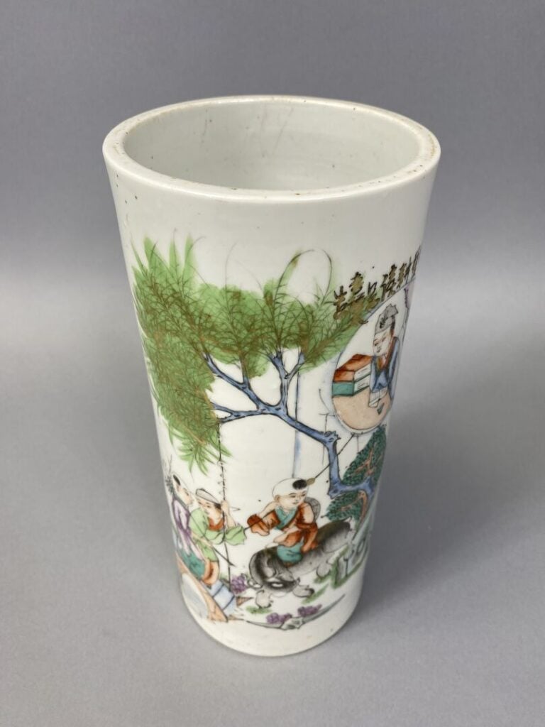 Chine - Vase rouleau en porcelaine émaillée polychrome à décor d'enfants traver…