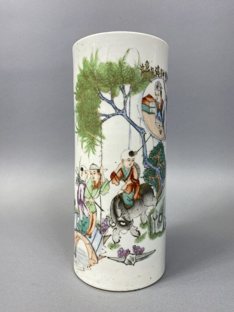 Chine - Vase rouleau en porcelaine émaillée polychrome à décor d'enfants traver…