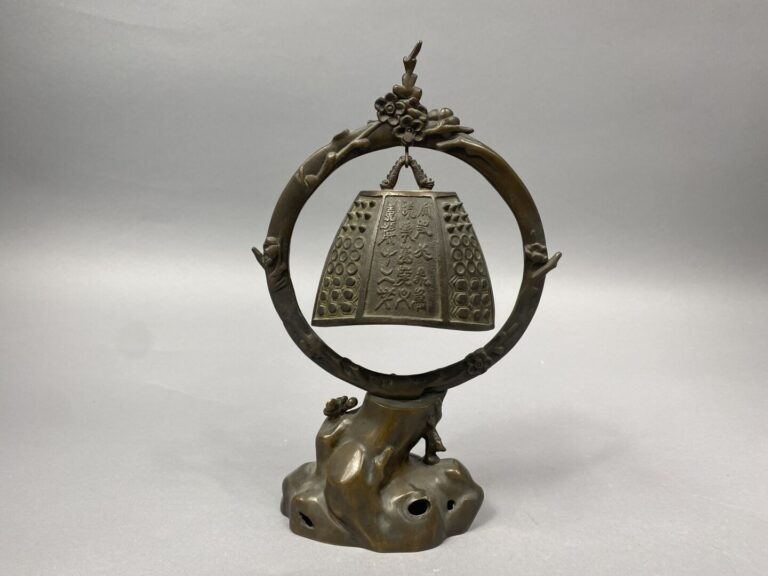 Chine / Vietnam - Cloche et support en bronze. La cloche est ornée de motifs ar…