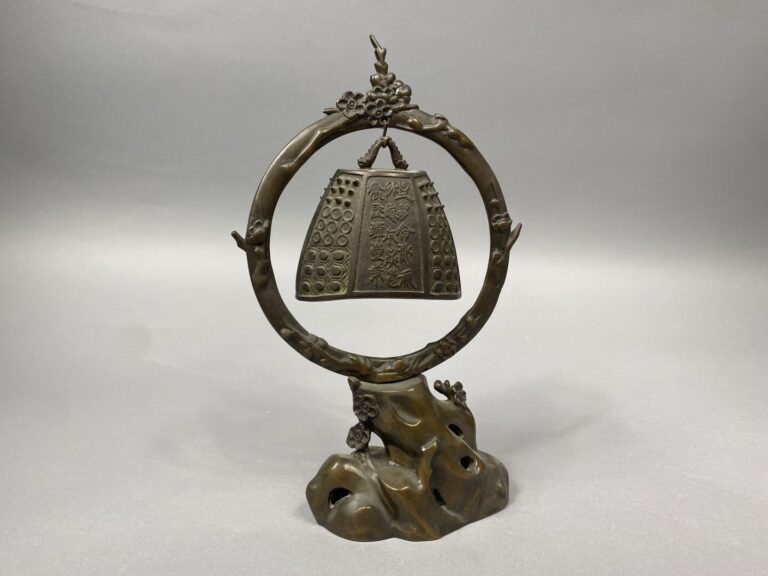 Chine / Vietnam - Cloche et support en bronze. La cloche est ornée de motifs ar…