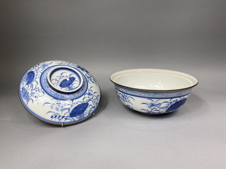 Chine / Vietnam - Grand bol couvert en porcelaine émaillée bleu blanc à décor d…