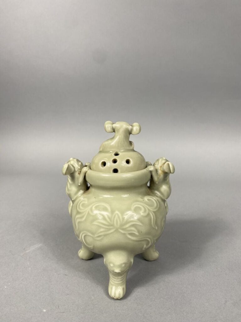 Chine / Vietnam - Petit brûle-parfum tripode en porcelaine émaillée céladon, an…