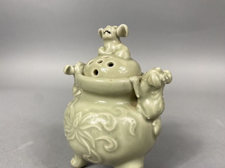 Chine / Vietnam - Petit brûle-parfum tripode en porcelaine émaillée céladon, an…