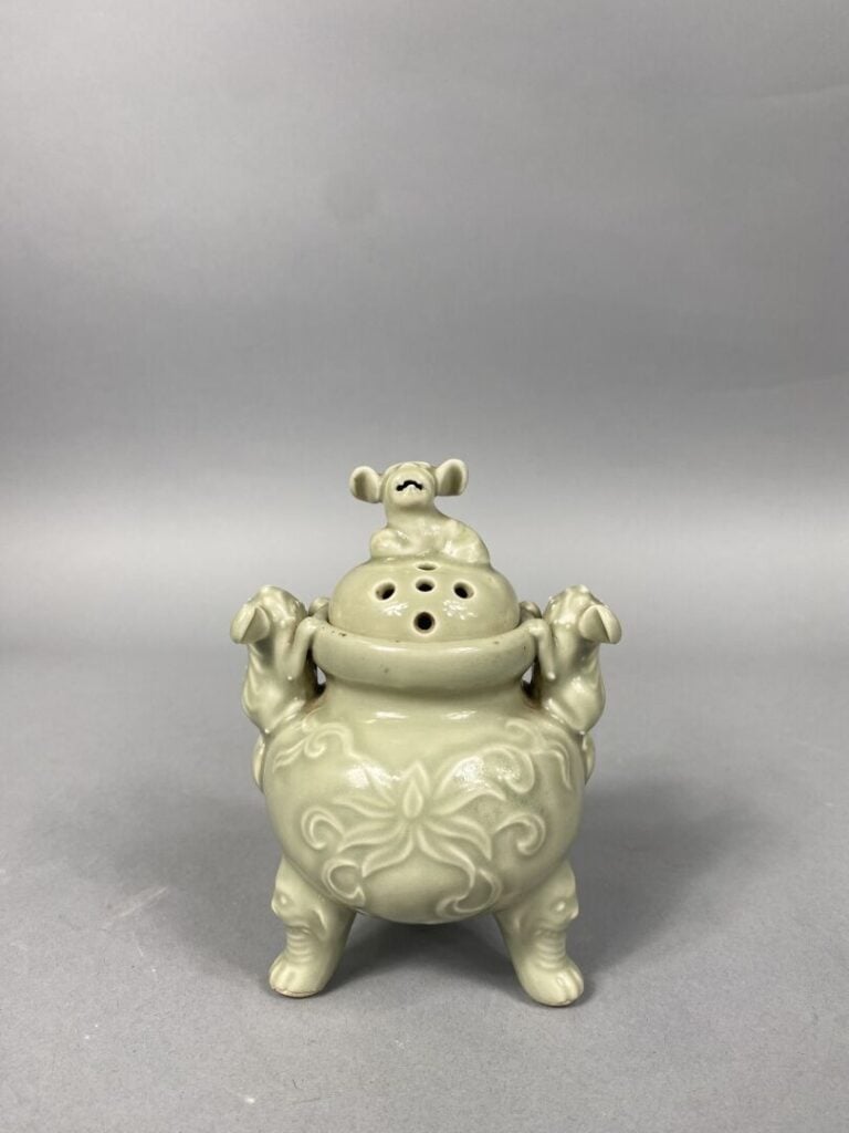 Chine / Vietnam - Petit brûle-parfum tripode en porcelaine émaillée céladon, an…