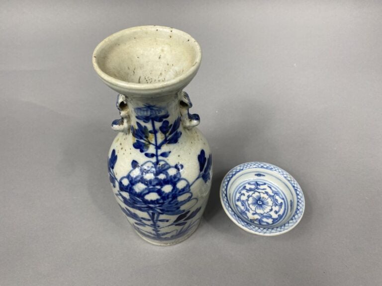 Chine/ Vietnam - Petit vase balsutre en grès émaillé bleu blanc à décor de fleu…