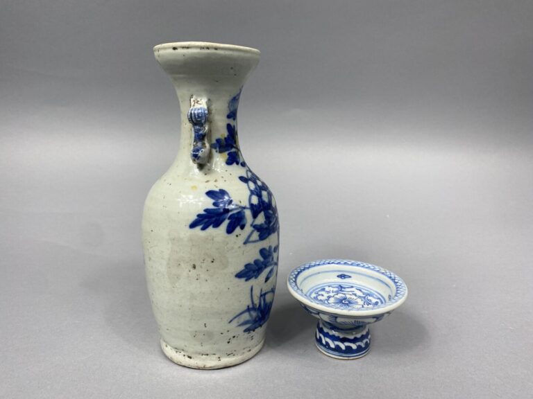 Chine/ Vietnam - Petit vase balsutre en grès émaillé bleu blanc à décor de fleu…