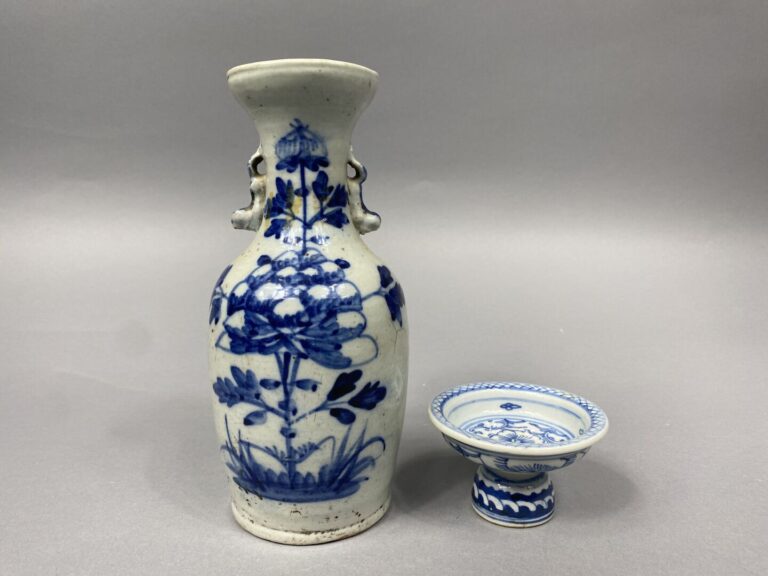 Chine/ Vietnam - Petit vase balsutre en grès émaillé bleu blanc à décor de fleu…