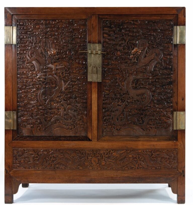 CHINE - XIXe siècle - Armoire à deux vantaux en nanmu sculpté sur chaque porte…