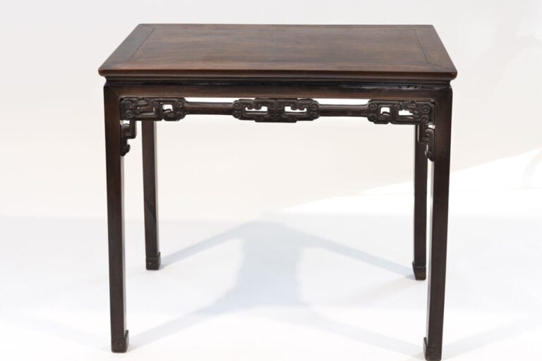 CHINE - XIXe siècle - Console de forme rectangulaire en bois, la ceinture ajour…