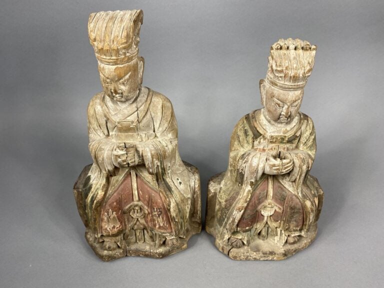 Chine - XIXe siècle - Deux statuettes en bois à traces de polychromes représent…