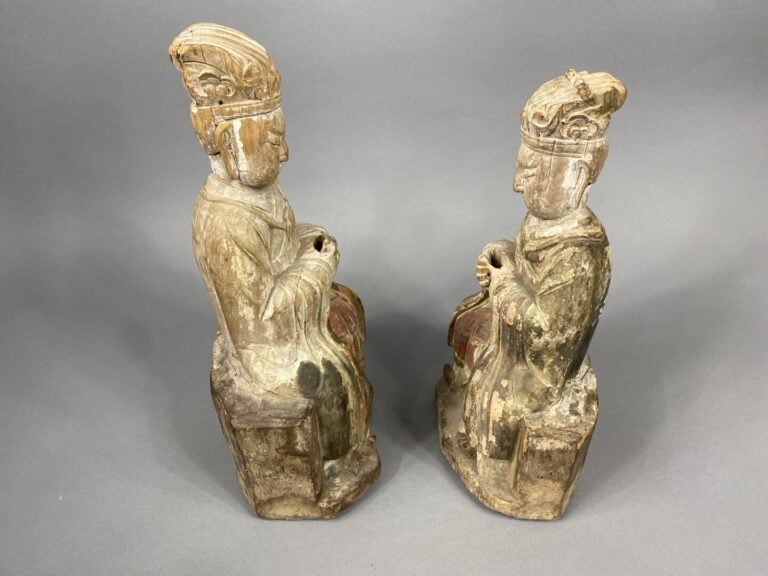Chine - XIXe siècle - Deux statuettes en bois à traces de polychromes représent…