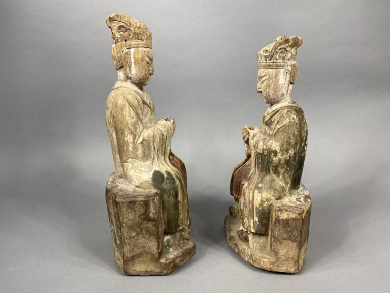 Chine - XIXe siècle - Deux statuettes en bois à traces de polychromes représent…