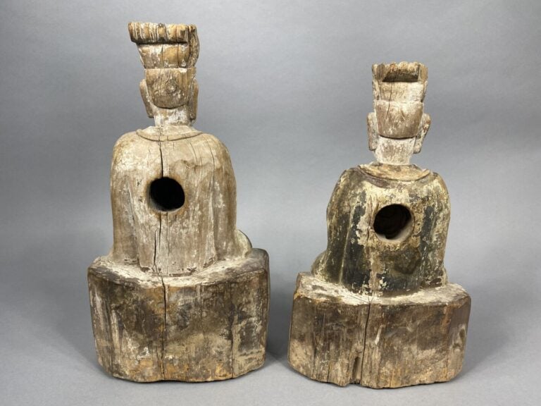 Chine - XIXe siècle - Deux statuettes en bois à traces de polychromes représent…
