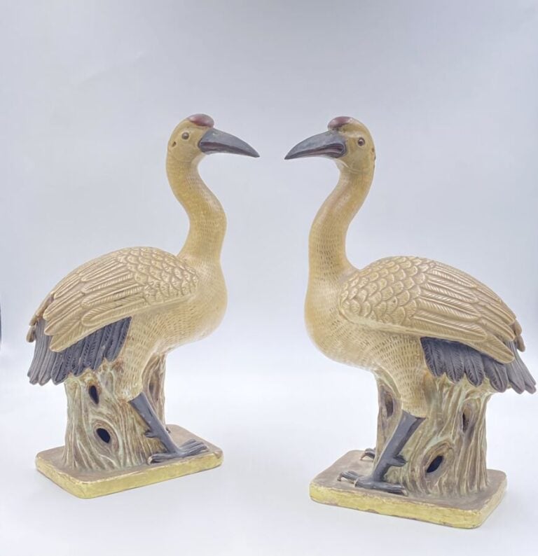CHINE - XIXe siècle - Paire de grues en porcelaine émaillée blanc et brun, posé…