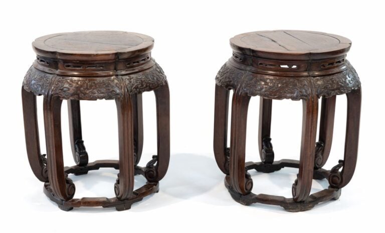 CHINE - XIXe siècle - Paire de tabourets en bois sculpté, les côtés sculptés de…