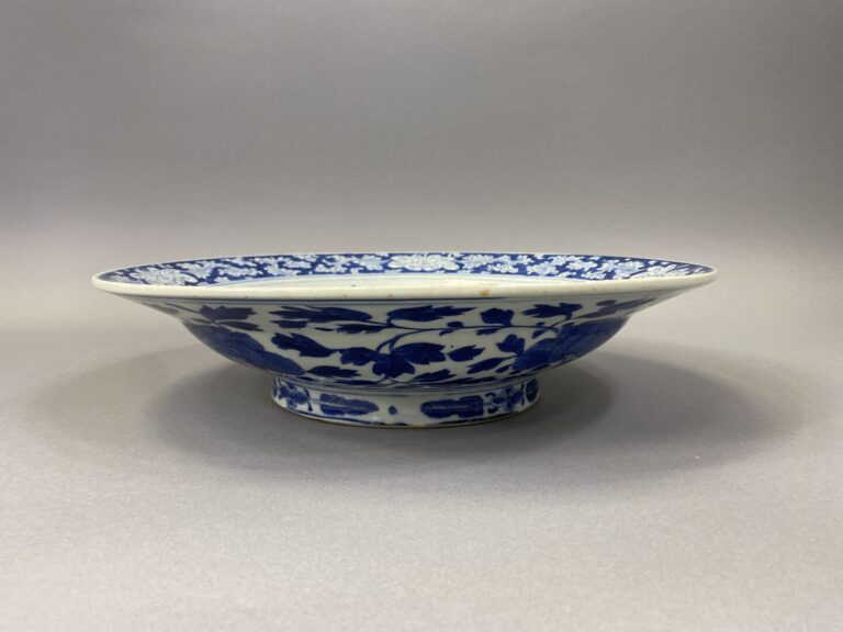 Chine - XIXe siècle - Plat circulaire en porcelaine à décor en bleu sous couver…