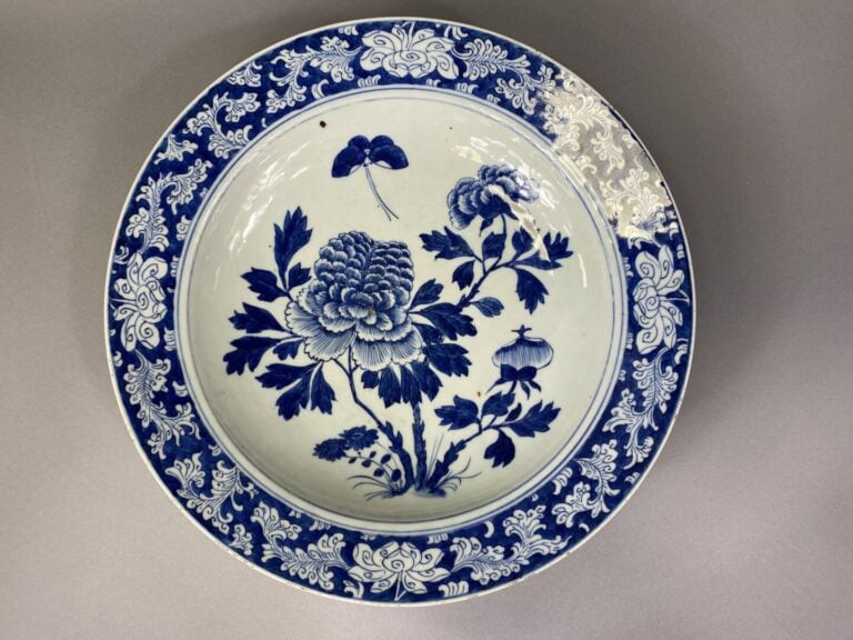Chine - XIXe siècle - Plat circulaire en porcelaine à décor en bleu sous couver…