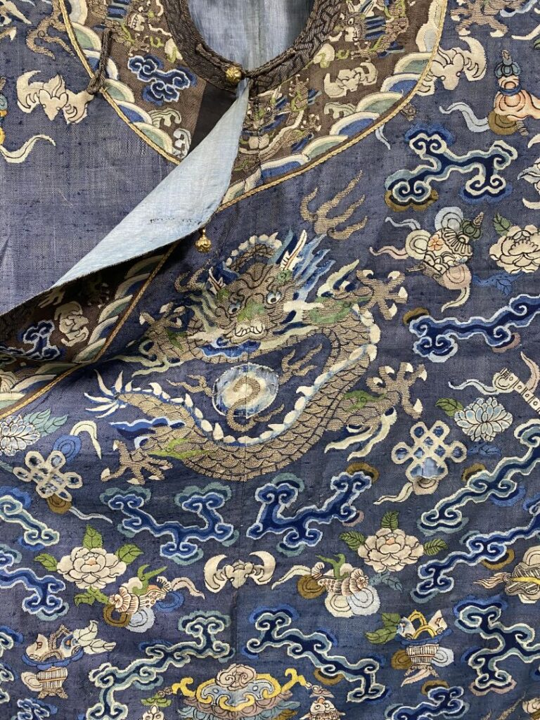 CHINE - XIXe siècle - Robe jifu en kesi bleu à décor de dragons pourchassant la…
