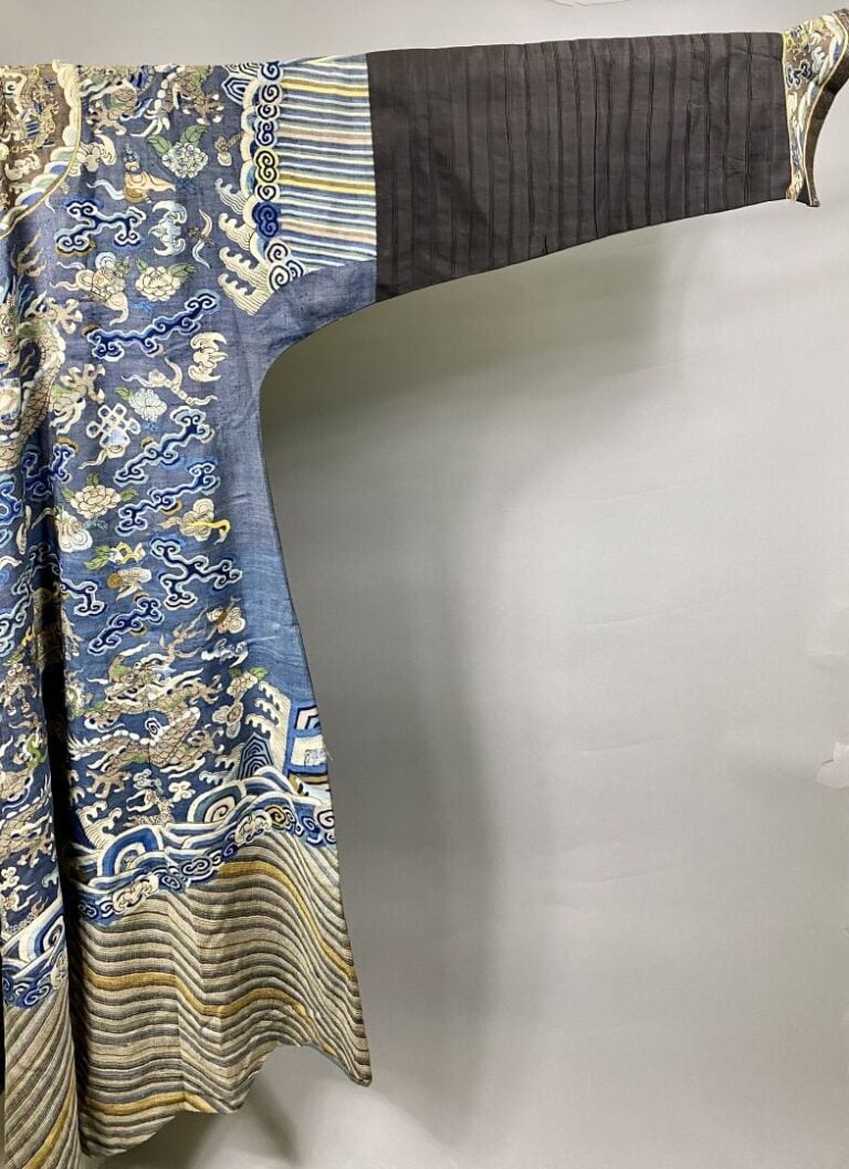 CHINE - XIXe siècle - Robe jifu en kesi bleu à décor de dragons pourchassant la…