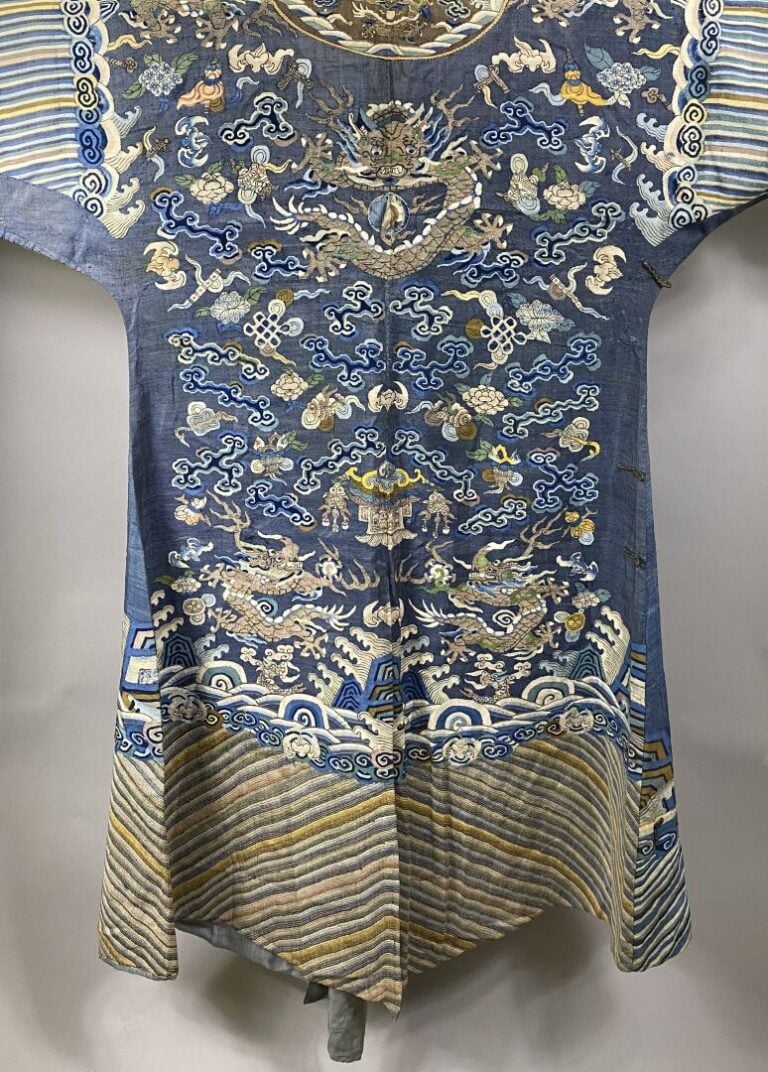 CHINE - XIXe siècle - Robe jifu en kesi bleu à décor de dragons pourchassant la…