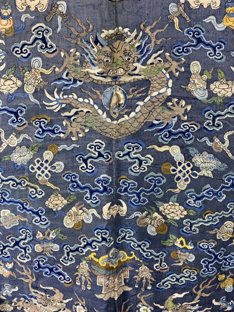 CHINE - XIXe siècle - Robe jifu en kesi bleu à décor de dragons pourchassant la…