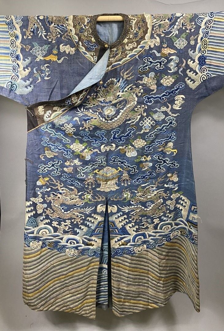 CHINE - XIXe siècle - Robe jifu en kesi bleu à décor de dragons pourchassant la…