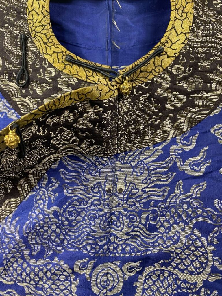 CHINE - XIXe siècle - Robe (jifu) en soie bleue brodée aux fils argentés de dra…