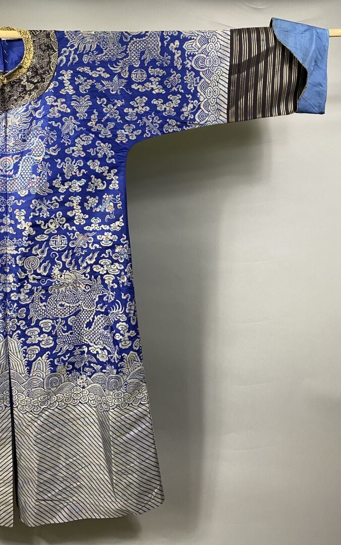 CHINE - XIXe siècle - Robe (jifu) en soie bleue brodée aux fils argentés de dra…