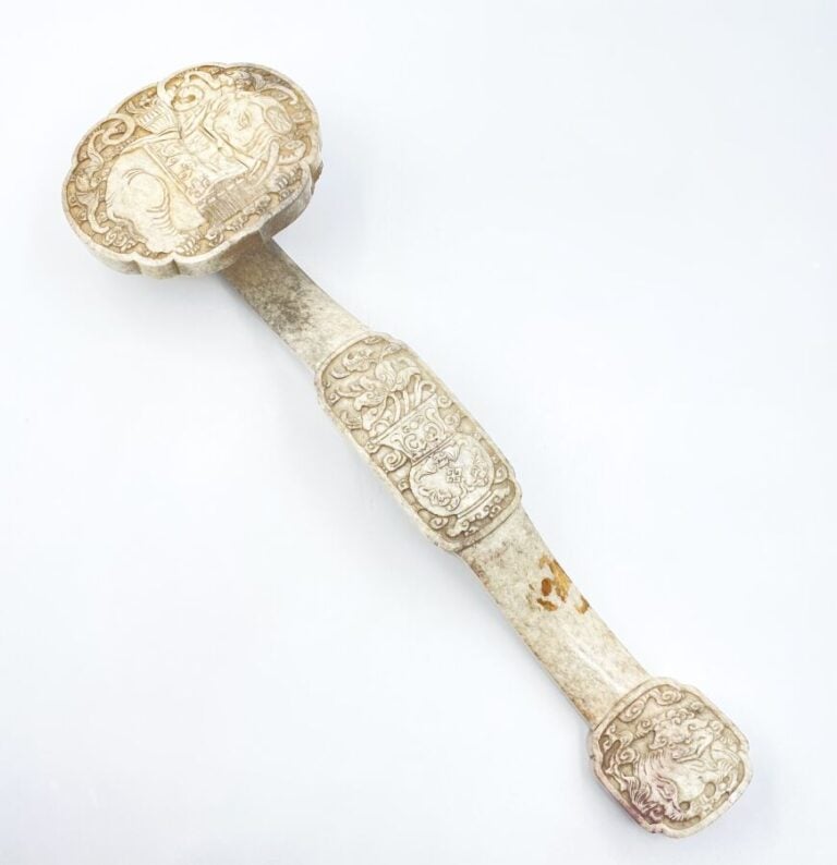 CHINE - XIXe siècle - Sceptre en jade (néphrite) gris sculpté sur la plaque sup…