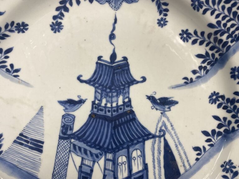 Chine, XVIIIe - Important plat en porcelaine émaillé bleu-blanc, décor de pagod…