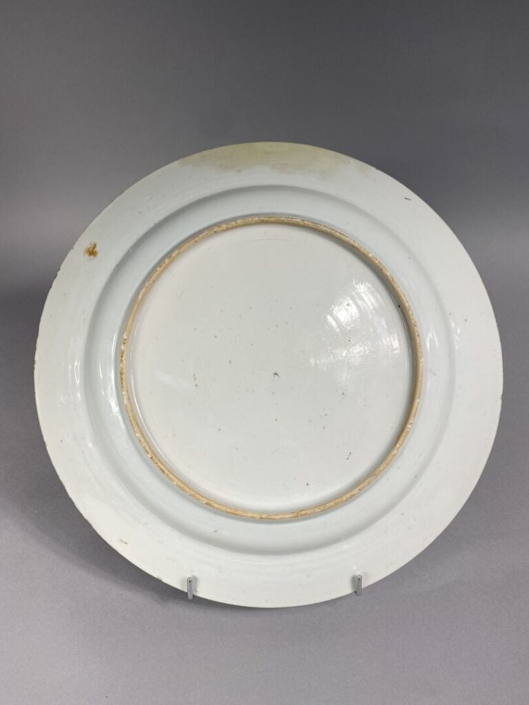 Chine, XVIIIe - Important plat en porcelaine émaillé bleu-blanc, décor de pagod…