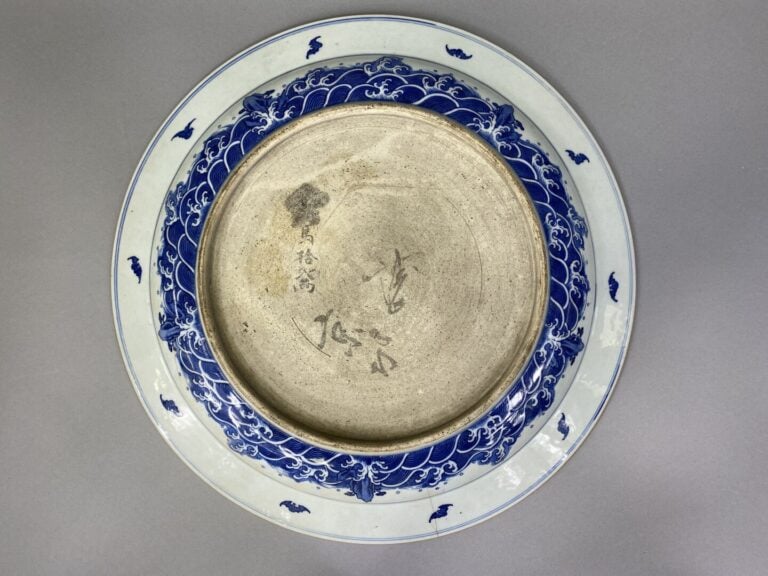 Chine - XVIIIe siècle - Important plat circulaire en porcelaine à décor en bleu…