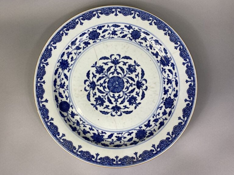 Chine - XVIIIe siècle - Important plat circulaire en porcelaine à décor en bleu…