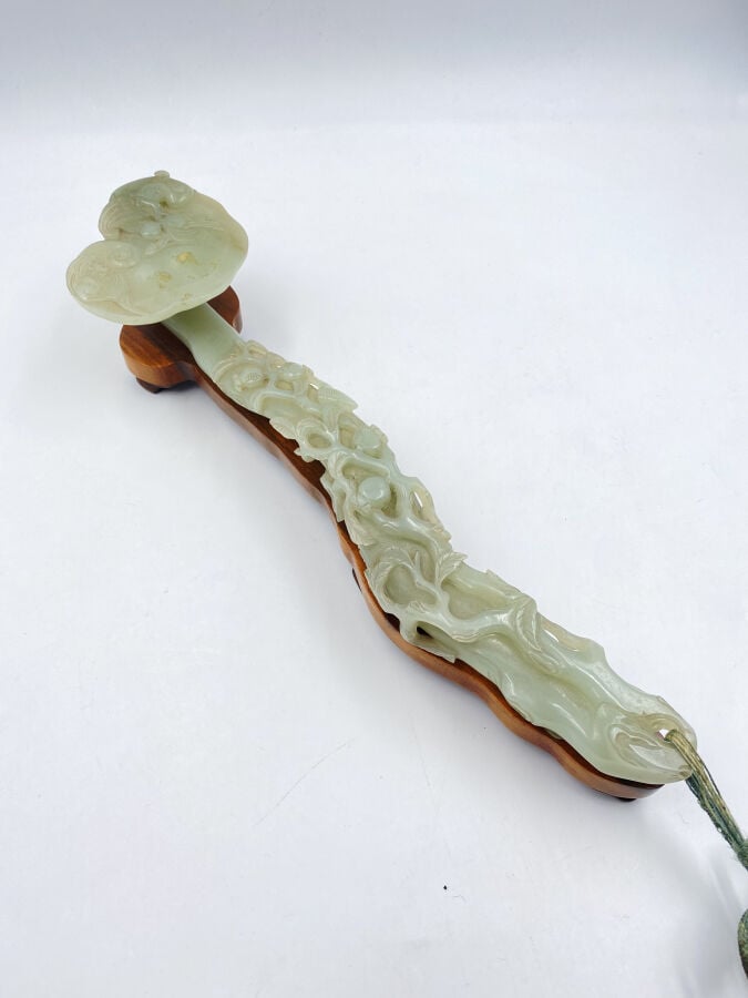 CHINE - XVIIIe/XIXe siècle - Sceptre ruyi en jade (néphrite) céladon sculpté de…