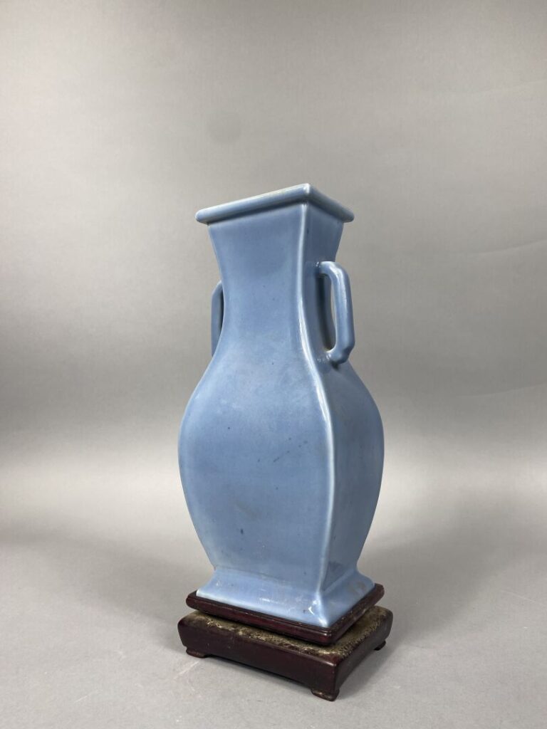 Chine, XXe - Vase de forme "Hu" en porcelaine émaillée dit "Clair de lune" - Ma…