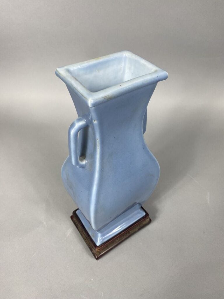 Chine, XXe - Vase de forme "Hu" en porcelaine émaillée dit "Clair de lune" - Ma…