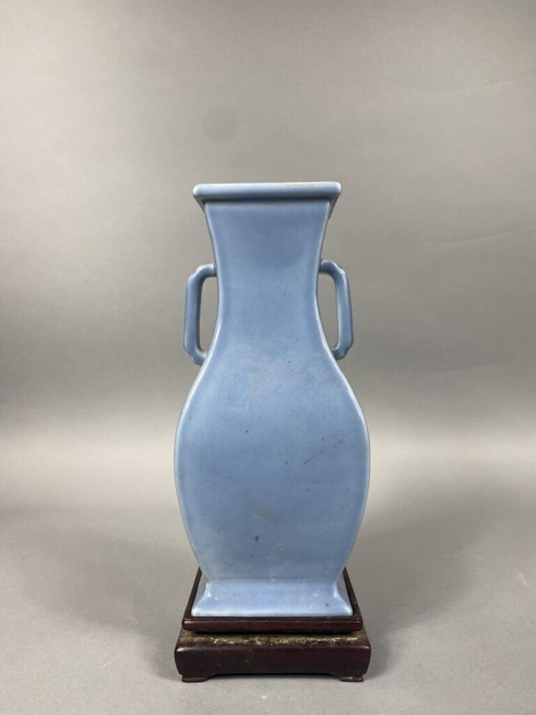 Chine, XXe - Vase de forme "Hu" en porcelaine émaillée dit "Clair de lune" - Ma…