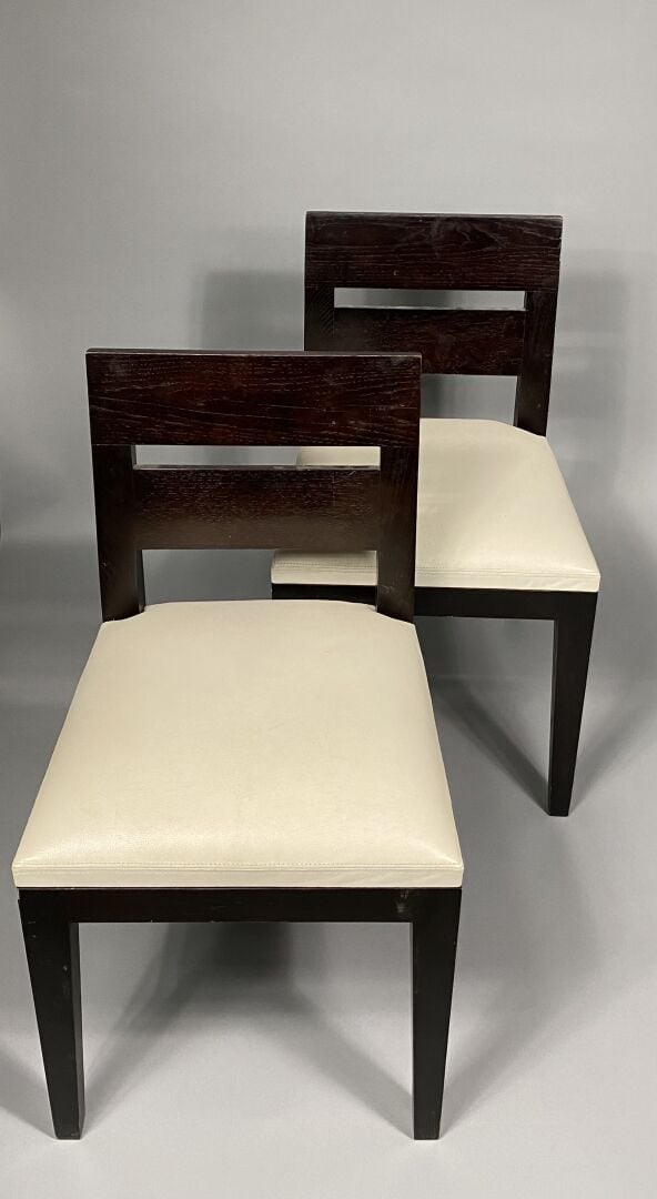 Christian LIAIGRE - Suite de quatre chaises en bois teinté et simili cuir blanc…