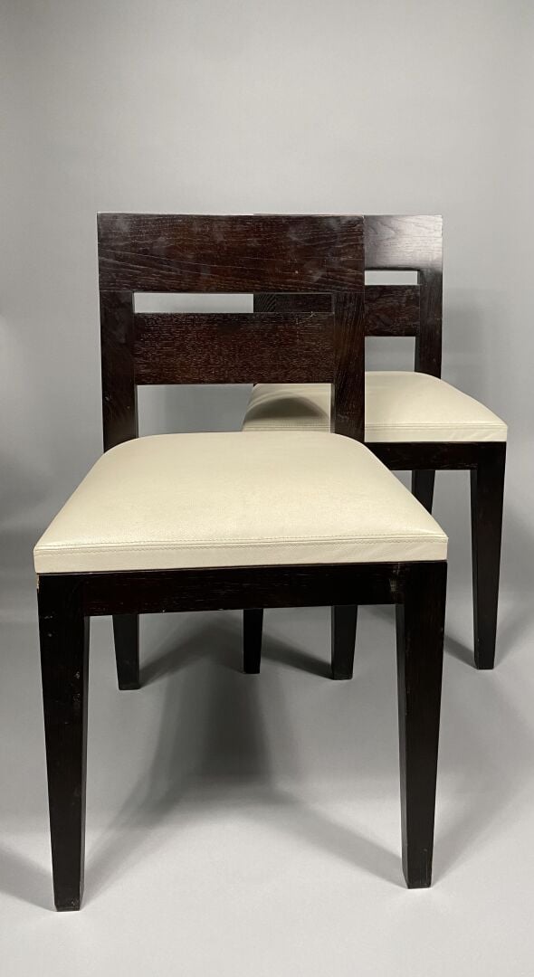 Christian LIAIGRE - Suite de quatre chaises en bois teinté et simili cuir blanc…